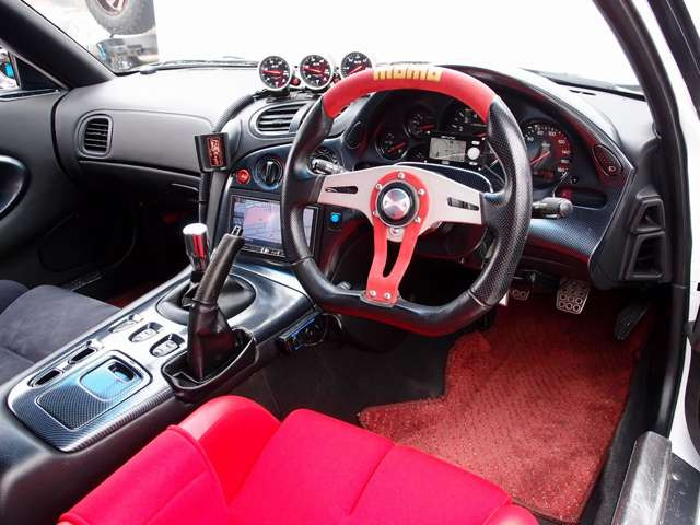 �������Y��Ƀ��[���N���[�j���O�ς݂ƂȂ�܂��B���΂��̌��ȏL����F���܂̏L����������܂���B����]�ɉ�����RECARO���Ȃǂ̃X�|�[�c�V�[�g�ɕύX���\�ł��B���C�y�ɂ����k�������܂�