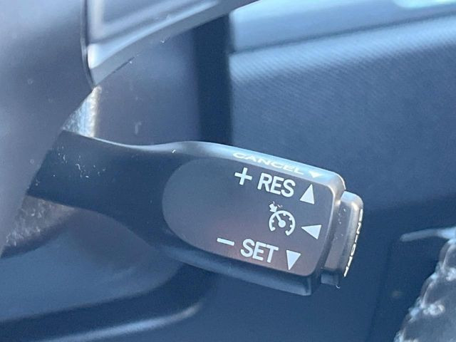 【レーダークルーズコントロール】高速道路での長距離走行が楽に!!自動で速度を保つクルーズコントロールが、衝突軽減システムと連携し、前方の車両を感知して車間を保つように速度調節してくれます!!