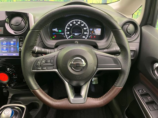 �C���e���A�ɍ��킹���f�U�C���̃X�e�A�����O�́A�^�]�������̂��Ƃ��l���A�^�]���₷���`��A�傫���ł��B�����x�A���ۂɐG���Ă��m���߂��������B