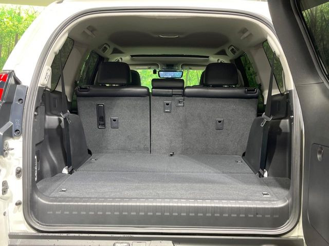 積み下ろしのしやすいデッキにはたっぷりと荷物を積み込んでいただけます。遊びから仕事まで、様々なシーンで頼れます♪