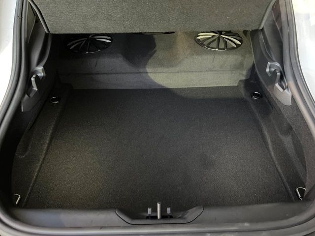 ���i�̂���������ʋ΁A���}���ɏ\���ȉ׎��X�y�[�X���m�ۂ��Ă���܂��B