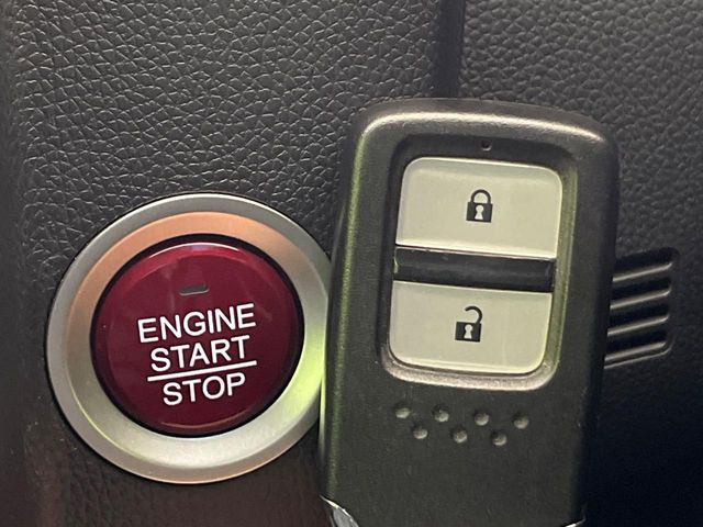 �yHonda�X�}�[�g�L�[�z�J�o����|�P�b�g�ɓ��ꂽ�܂܂ł��h�A�̎{���E�������\�ȃX�}�[�g�L�[�𑕔��B�G���W���̃I���E�I�t�����J�M�����o���K�v����������Ƃ��Ă��֗��ł���