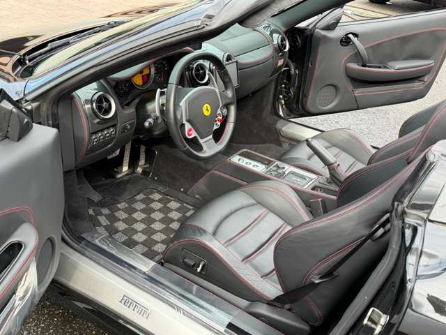 レザーダッシュボード&カーボンインサートパネル。