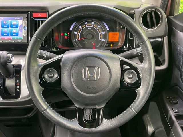 �C���e���A�ɍ��킹���f�U�C���̃X�e�A�����O�́A�^�]�������̂��Ƃ��l���A�^�]���₷���`��A�傫���ł��B�����x�A���ۂɐG���Ă��m���߂��������B