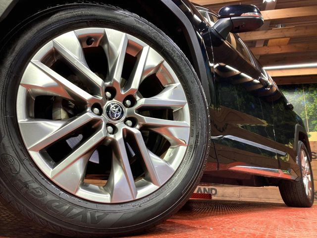 【純正19インチアルミホイール】外観にマッチした純正アルミホイールを装着しております。各種社外アルミホイールや、スタッドレスタイヤも取扱いしております。是非ご相談ください♪