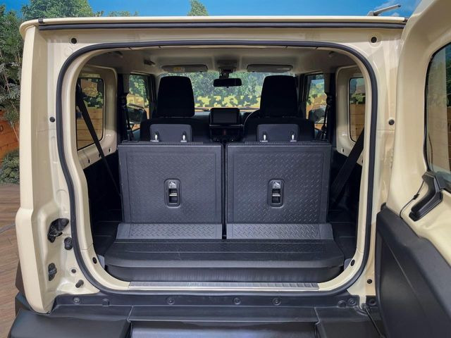 ���i�̂���������ʋ΁A���}���ɏ\���ȉ׎��X�y�[�X���m�ۂ��Ă���܂��B�Z�J���h�V�[�g��|���ƁA�傫�ȉו��̐ύڂ��\�ł���