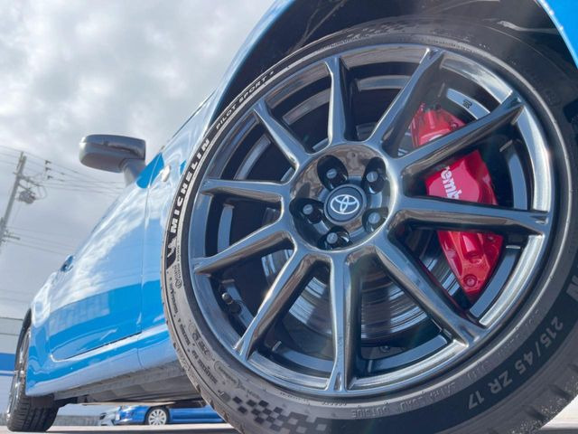 �y�O���[�h��p����17�C���`�A���~�z�C�[���z�f�U�C�����̍��������A���~�z�C�[���𑕒����Ă���܂��B�e��ЊO�A���~�z�C�[����A�X�^�b�h���X�^�C�����戵�����Ă���܂��B���񂲑��k����������