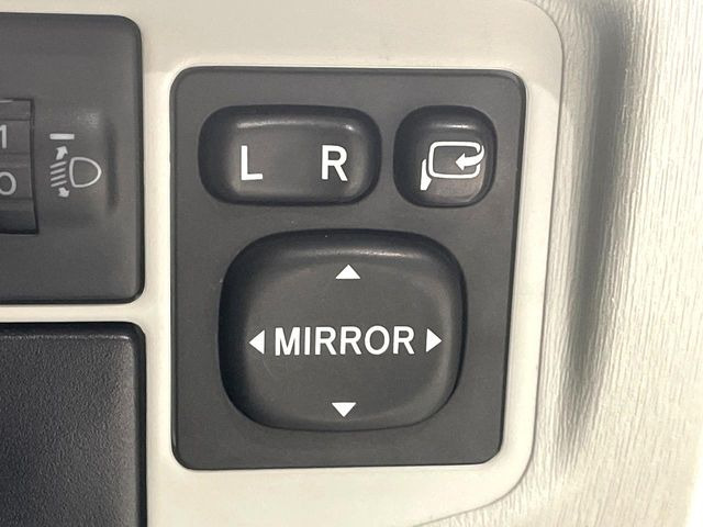 �y�d���i�[�~���[�z�T�C�h�~���[�͓d���i�[���ƂȂ��Ă���A�������ԏ�ł��L�Y�������X�N��}�����܂��B