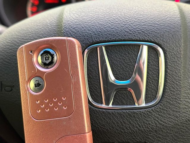 �yHonda�X�}�[�g�L�[�z�J�o����|�P�b�g�ɓ��ꂽ�܂܂ł��h�A�̎{���E�������\�ȃX�}�[�g�L�[�𑕔��B�G���W���̃I���E�I�t�����J�M�����o���K�v����������Ƃ��Ă��֗��ł���