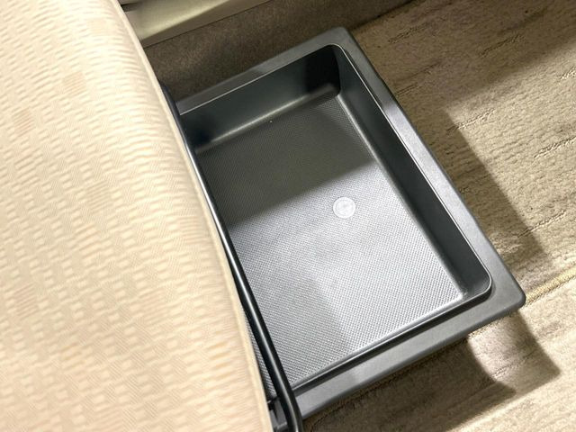 �y�V�[�g�A���_�[�{�b�N�X�z�V�[�g�̉��ɑ�e�ʂ̎��[�X�y�[�X��������Ă���A�C���ԃO�b�Y�ȂǁA�O���猩��ꂽ���Ȃ����̂�����������[�ł��ĕ֗�!