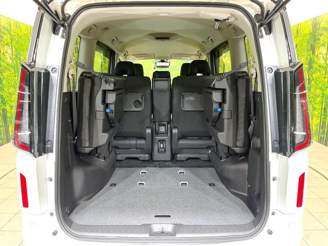 ���i�̂���������ʋ΁A���}���ɏ\���ȉ׎��X�y�[�X���m�ۂ��Ă���܂��B�Z�J���h�V�[�g��|���ƁA�傫�ȉו��̐ύڂ��\�ł���