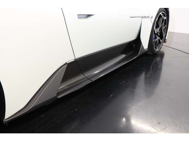 �G�N�X�e���A�J�[�{���t�@�C�o�[�p�b�P�[�W�́A�y�ʂ��������ȃJ�[�{���f�ނ𐏏��ɍ̗p���A���s���\�̌���Ɛ����ȊO�ς𗼗����鑕���ł��B�X�|�[�e�B���Ə㎿������w���߁AMC20�̖��͂��ۗ������܂��B