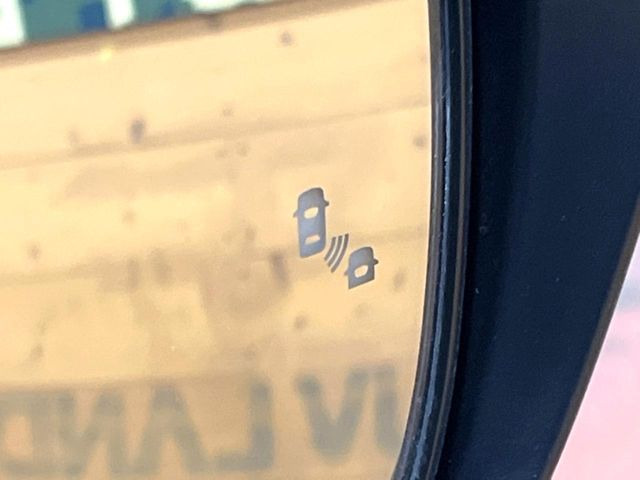 【後方車輛検知】走行中、ドアミラーの死角になりやすい箇所に後続車が接近するとサイドミラー付近に警告を表示、ドライバーに注意喚起をしてくれます。