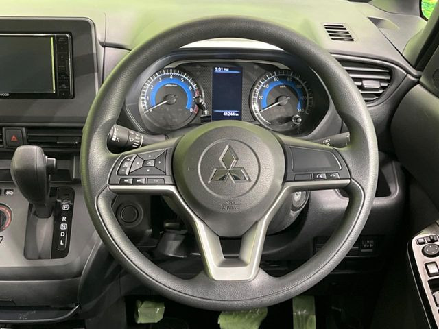 �C���e���A�ɍ��킹���f�U�C���̃X�e�A�����O�́A�^�]�������̂��Ƃ��l���A�^�]���₷���`��A�傫���ł��B�����x�A���ۂɐG���Ă��m���߂��������B