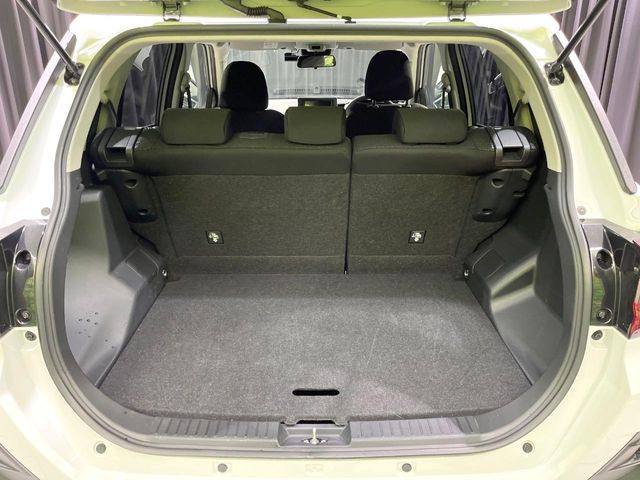 ���i�̂���������ʋ΁A���}���ɏ\���ȉ׎��X�y�[�X���m�ۂ��Ă���܂��B�Z�J���h�V�[�g��|���ƁA�傫�ȉו��̐ύڂ��\�ł���