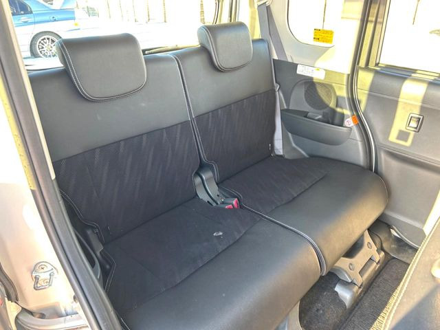 ���ڃV�[�g�͑O��X���C�h���\�ł��B���ɉ�����Α������L������������A�O�ɋl�߂�Α傫�ȃ��Q�b�W�X�y�[�X���m�ۂł��܂��B�V�[���ɉ����Ďg�������ł��邩��Ƃ��Ă��֗��ł���