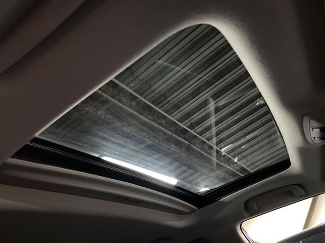 【サンルーフ】開放感たっぷりの希少装備、サンルーフが装着されています!車内に明かりを取り入れたり景色を楽しむ以外にも、車内の空気も簡単に換気できて快適です!