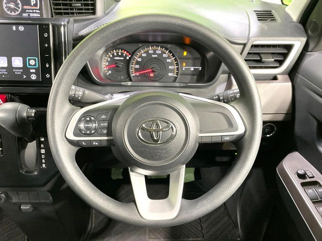 �C���e���A�ɍ��킹���f�U�C���̃X�e�A�����O�́A�^�]�������̂��Ƃ��l���A�^�]���₷���`��A�傫���ł��B�����x�A���ۂɐG���Ă��m���߂��������B