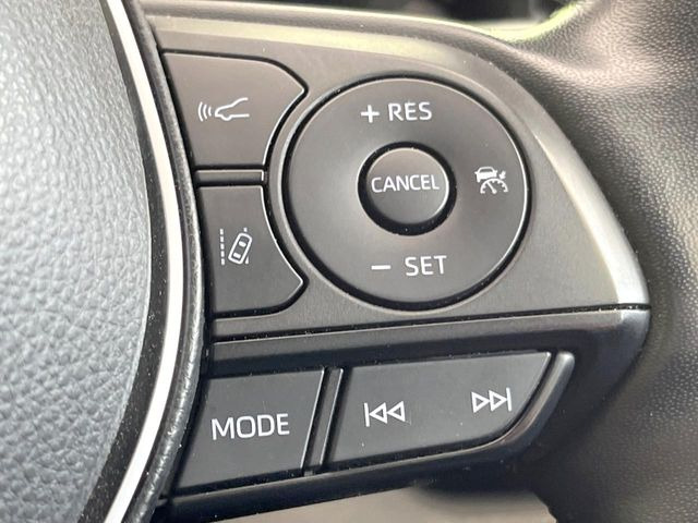 【レーダークルーズコントロール】高速道路での長距離走行が楽に!!自動で速度を保つクルーズコントロールが、衝突軽減システムと連携し、前方の車両を感知して車間を保つように速度調節してくれます!!