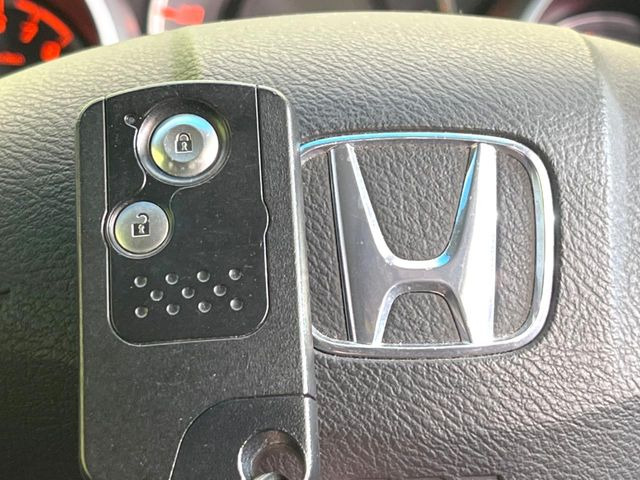 �yHonda�X�}�[�g�L�[�z�J�o����|�P�b�g�ɓ��ꂽ�܂܂ł��h�A�̎{���E�������\�ȃX�}�[�g�L�[�𑕔��B�G���W���̃I���E�I�t�����J�M�����o���K�v����������Ƃ��Ă��֗��ł���