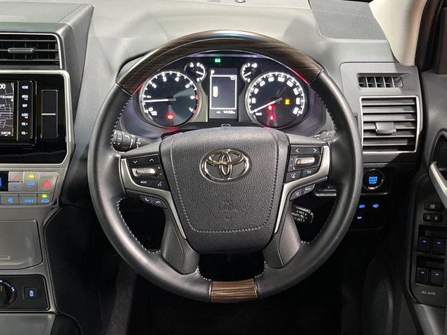 ステアリングも使用感が少なく、きれいな状態となっております♪