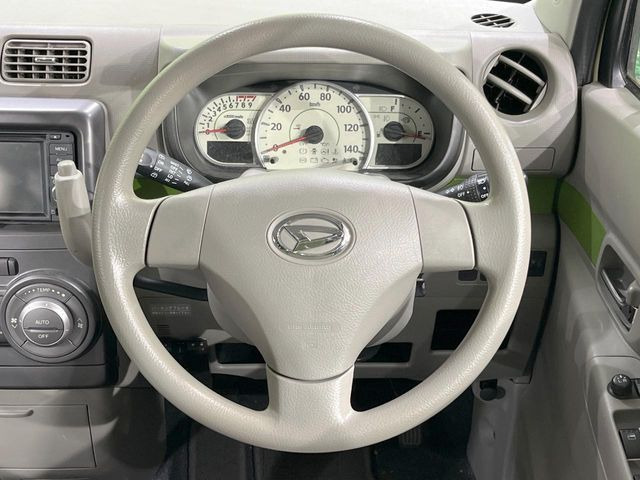 �C���e���A�ɍ��킹���f�U�C���̃X�e�A�����O�́A�^�]�������̂��Ƃ��l���A�^�]���₷���`��A�傫���ł��B�����x�A���ۂɐG���Ă��m���߂��������B