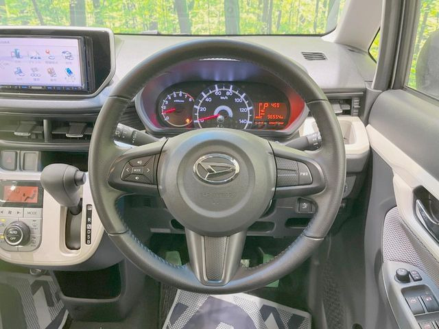 �C���e���A�ɍ��킹���f�U�C���̃X�e�A�����O�́A�^�]�������̂��Ƃ��l���A�^�]���₷���`��A�傫���ł��B�����x�A���ۂɐG���Ă��m���߂��������B