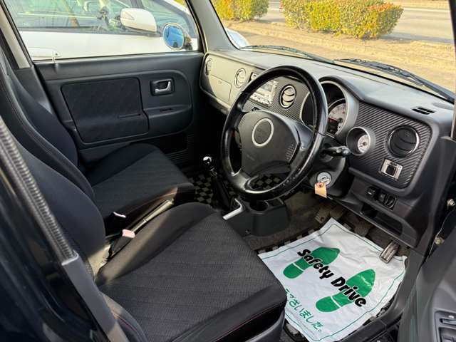 シートは触り心地、座り心地ともに上質な仕上がり。遠方への長距離ドライブでも疲れにくく、快適なドライブを楽しめます。