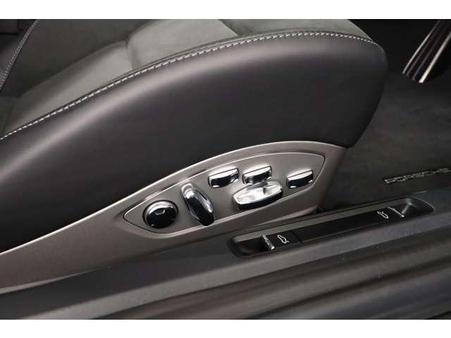 �� ��o��500ps�B���̃p���[���󂯎~�߂�̂́ARS��p�ɍ� �K�����ꂽ7��PDK�B0-100km/h�����͂킸��3.4�b�A�� �����x315km/h�Ƃ����� �|�I�Ȑ��l���A���̎��͂𕨌��܂��B