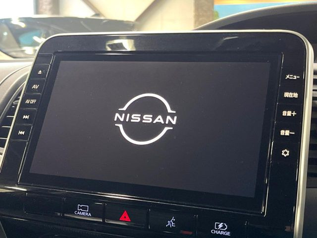 【大画面ナビ】人気の大型10インチナビを装備。存在感のある大画面はインパクト大!ナビ利用時のマップ表示は見やすく、テレビやDVDは臨場感がアップ!いつものドライブがグッと楽しくなります♪