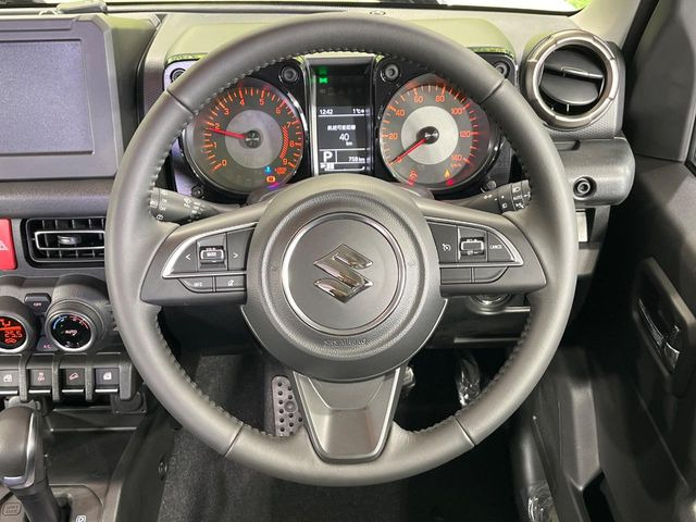 �C���e���A�ɍ��킹���f�U�C���̃X�e�A�����O�́A�^�]�������̂��Ƃ��l���A�^�]���₷���`��A�傫���ł��B�����x�A���ۂɐG���Ă��m���߂��������B