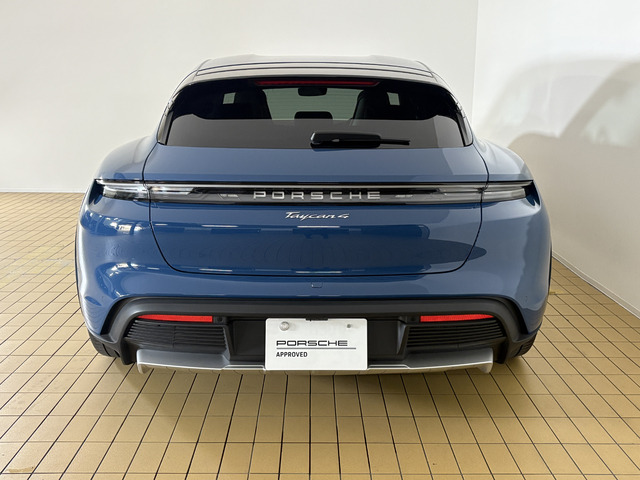 タイカンクロスツーリスモ4 4+1シート 4WD