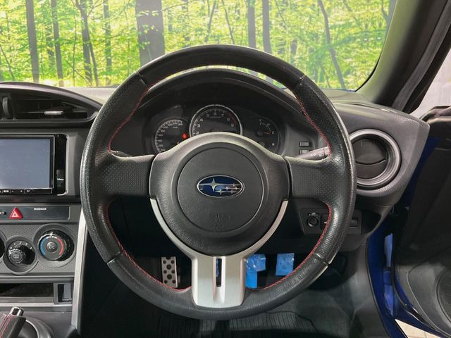 �C���e���A�ɍ��킹���f�U�C���̃X�e�A�����O�́A�^�]�������̂��Ƃ��l���A�^�]���₷���`��A�傫���ł��B�����x�A���ۂɐG���Ă��m���߂��������B