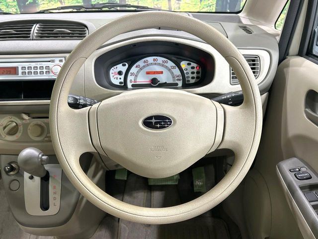 �C���e���A�ɍ��킹���f�U�C���̃X�e�A�����O�́A�^�]�������̂��Ƃ��l���A�^�]���₷���`��A�傫���ł��B�����x�A���ۂɐG���Ă��m���߂��������B