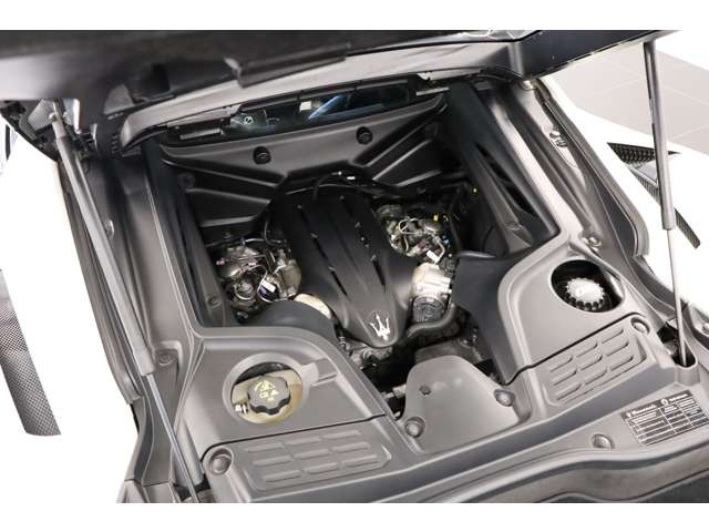 3.0L V�^6�C��DOHC�c�C���^�[�{�G���W���́A�o��630ps�A�g���N74.4kgm�𔭊��B�������\�Ɗ��炩�Ȑ����オ��𗼗����AMC20�Ȃ�ł͂̑�z�������s�̌��������炵�܂��B