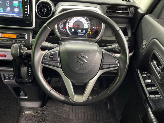 �C���e���A�ɍ��킹���f�U�C���̃X�e�A�����O�́A�^�]�������̂��Ƃ��l���A�^�]���₷���`��A�傫���ł��B�����x�A���ۂɐG���Ă��m���߂��������B