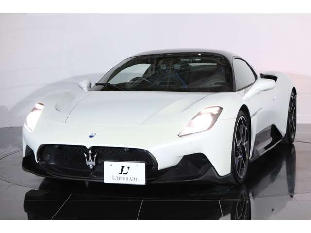 ��i��LED�����ɂ���Ԃ��N���Ȏ��E���m�ۂ��A�t�����g�f�U�C���̐��k���Ƒ��݊����ۗ������܂��B