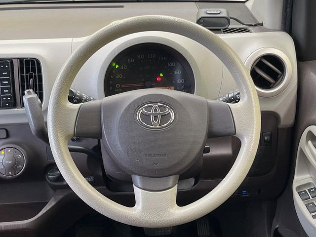 �C���e���A�ɍ��킹���f�U�C���̃X�e�A�����O�́A�^�]�������̂��Ƃ��l���A�^�]���₷���`��A�傫���ł��B�����x�A���ۂɐG���Ă��m���߂��������B