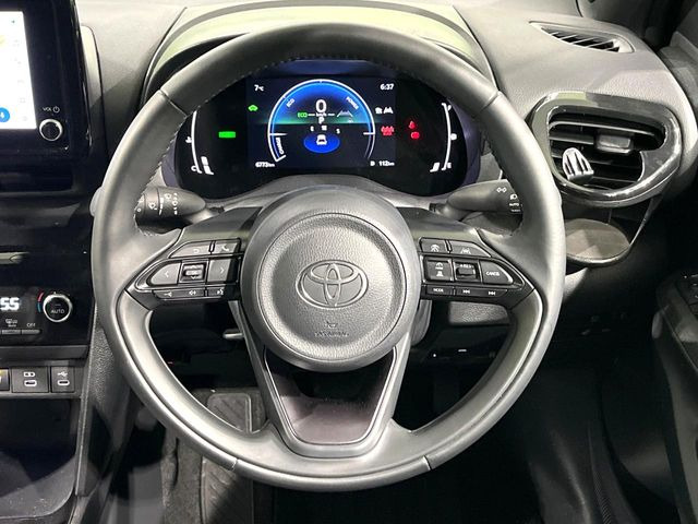 �C���e���A�ɍ��킹���f�U�C���̃X�e�A�����O�́A�^�]�������̂��Ƃ��l���A�^�]���₷���`��A�傫���ł��B�����x�A���ۂɐG���Ă��m���߂��������B