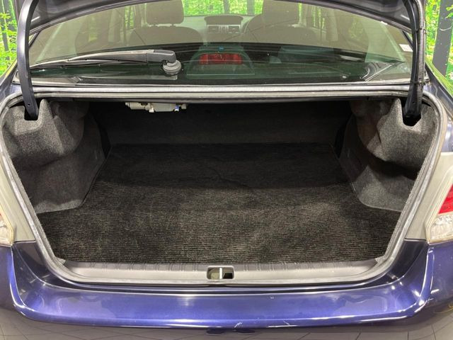 ���i�̂���������ʋ΁A���}���ɏ\���ȉ׎��X�y�[�X���m�ۂ��Ă���܂��B�Z�J���h�V�[�g��|���ƁA�傫�ȉו��̐ύڂ��\�ł���