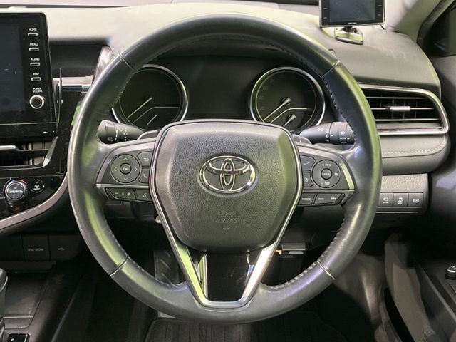 �C���e���A�ɍ��킹���f�U�C���̃X�e�A�����O�́A�^�]�������̂��Ƃ��l���A�^�]���₷���`��A�傫���ł��B�����x�A���ۂɐG���Ă��m���߂��������B