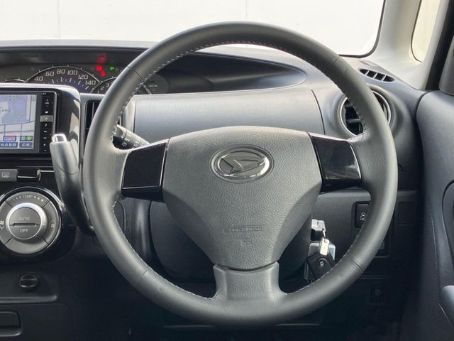 �C���e���A�ɍ��킹���f�U�C���̃X�e�A�����O�́A�^�]�������̂��Ƃ��l���A�^�]���₷���`��A�傫���ł��B�����x�A���ۂɐG���Ă��m���߂��������B