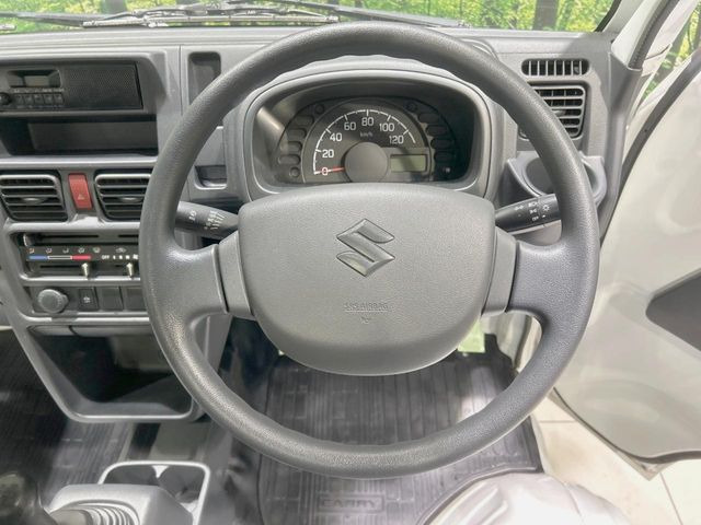 �C���e���A�ɍ��킹���f�U�C���̃X�e�A�����O�́A�^�]�������̂��Ƃ��l���A�^�]���₷���`��A�傫���ł��B�����x�A���ۂɐG���Ă��m���߂��������B