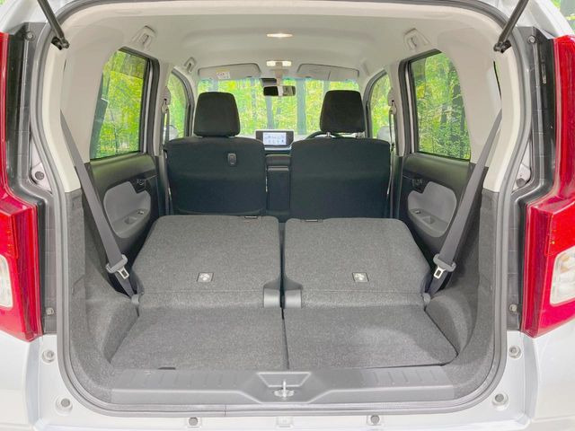 ���i�̂���������ʋ΁A���}���ɏ\���ȉ׎��X�y�[�X���m�ۂ��Ă���܂��B�Z�J���h�V�[�g��|���ƁA�傫�ȉו��̐ύڂ��\�ł���