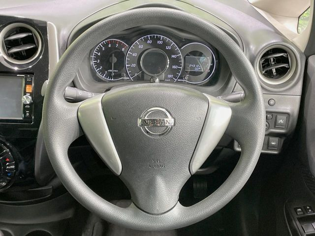 �C���e���A�ɍ��킹���f�U�C���̃X�e�A�����O�́A�^�]�������̂��Ƃ��l���A�^�]���₷���`��A�傫���ł��B�����x�A���ۂɐG���Ă��m���߂��������B