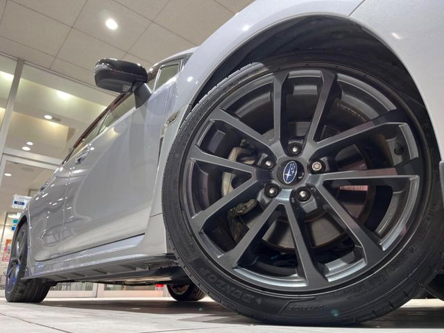 �y����18�C���`�A���~�z�C�[���z�O�ςɃ}�b�`���������A���~�z�C�[���𑕒����Ă���܂��B�e��ЊO�A���~�z�C�[����A�X�^�b�h���X�^�C�����戵�����Ă���܂��B���񂲑��k����������