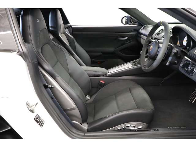 �S�����ɂ́A911 GT3�����4.0���b�^�[���R�z�C�t���b�g6�G���W���𓋍ځB�� ����]��9,000rpm�܂ň�C�ɐ����オ�銯�\�I�ȃT�E���h�́A�^�[�{�S���̌���ɂ����ċ� �߂ċM�d�ȑ��݂ł��B