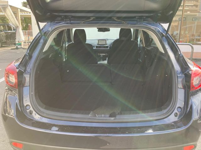 ���i�̂���������ʋ΁A���}���ɏ\���ȉ׎��X�y�[�X���m�ۂ��Ă���܂��B�Z�J���h�V�[�g��|���ƁA�傫�ȉו��̐ύڂ��\�ł���