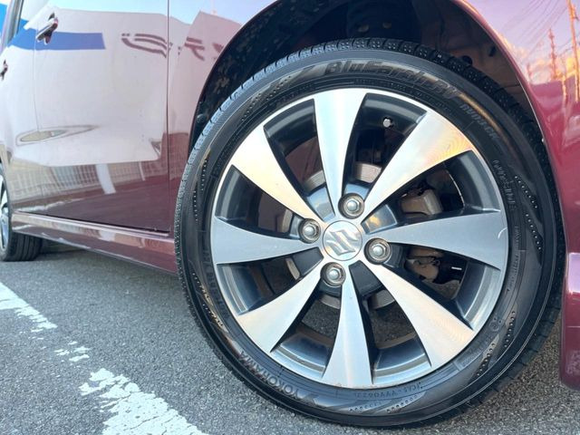 �y����15�C���`�A���~�z�C�[���z�O�ςɃ}�b�`���������A���~�z�C�[���𑕒����Ă���܂��B�e��ЊO�A���~�z�C�[����A�X�^�b�h���X�^�C�����戵�����Ă���܂��B���񂲑��k����������