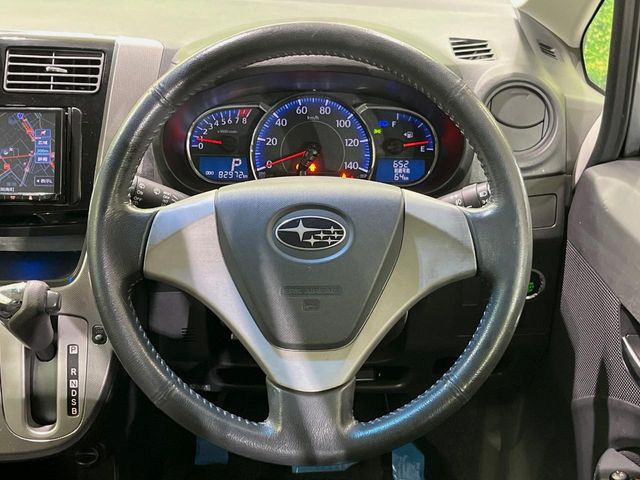 �C���e���A�ɍ��킹���f�U�C���̃X�e�A�����O�́A�^�]�������̂��Ƃ��l���A�^�]���₷���`��A�傫���ł��B�����x�A���ۂɐG���Ă��m���߂��������B